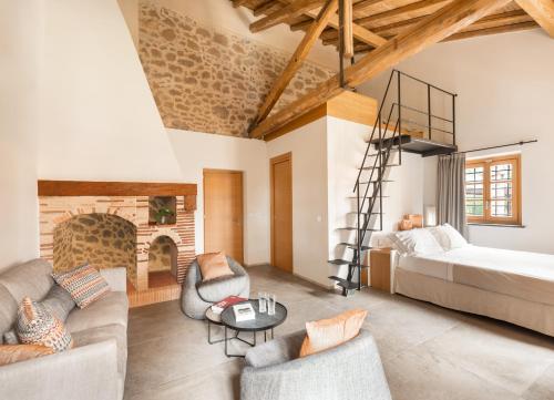 uma grande sala de estar com uma cama e uma lareira em Antico Borgo Molino 7cento vicino ai Giardini di Ninfa em Cori