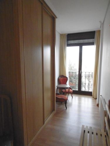 uma sala de estar com uma grande porta de madeira e uma janela em Hotel Herbiña em Cambados