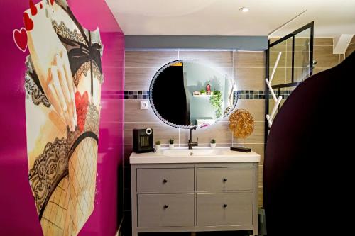 une salle de bain avec un lavabo et un miroir dans l'établissement SUITE PLAYROOM Love Hotel Toulouse, à Toulouse