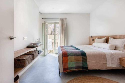 Una cama o camas en una habitación de Velo Vern 3 Luxury penthouse w views of city wall