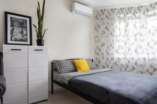 una camera con letto, cassettiera e finestra di 0131 Apartment near Zhulyany airport New complex a Kiev
