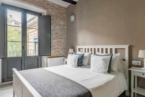 Posteľ alebo postele v izbe v ubytovaní Bonaventura 4 Restored Apartment in Heart of City