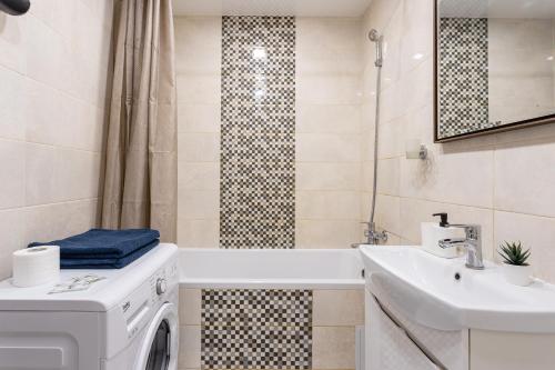 y baño con lavabo y lavadora. en 0131 Apartment near Zhulyany airport New complex, en Kiev