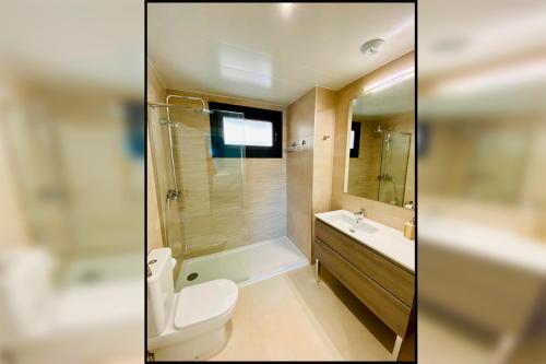 un bagno con wc, lavandino e doccia di Isla Canela -APARTAMENTO LOS FLAMENCOS a Isla Canela
