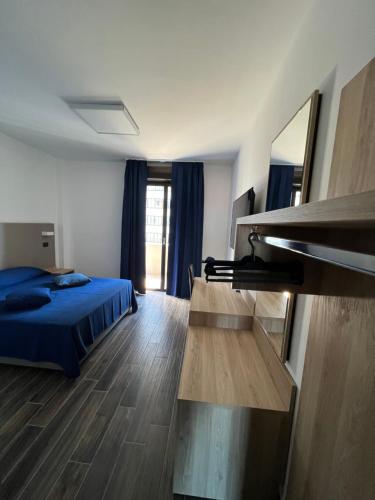Posteľ alebo postele v izbe v ubytovaní Tiby Hotel