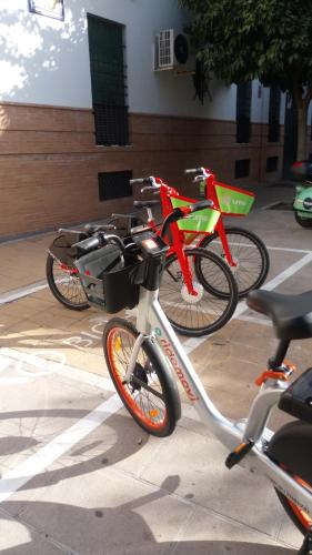 due biciclette parcheggiate l'una accanto all'altra su un marciapiede di Azahar a Siviglia