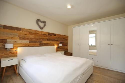Postel nebo postele na pokoji v ubytování Residenz Seestern Wohnung 39