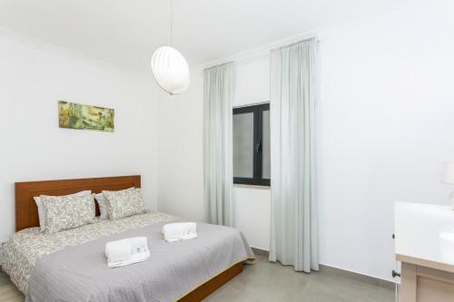 Ένα ή περισσότερα κρεβάτια σε δωμάτιο στο Miral 3 - Sea front by HD PROPERTIES