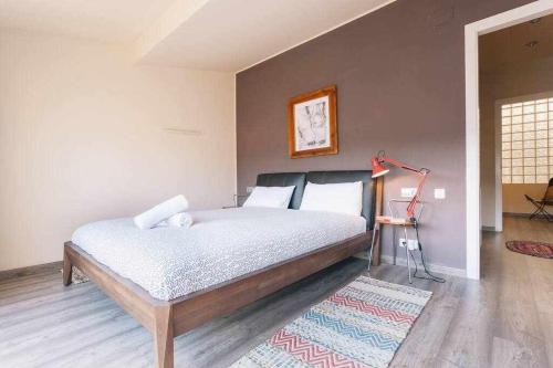 ジローナにあるSleep y Stay Luxury top floor apt with terraceのベッドルーム1室(ベッド1台、ランプ、ラグ付)