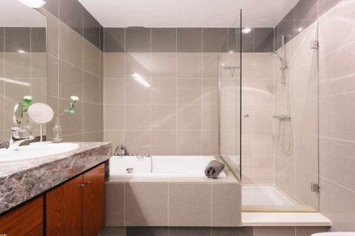 Un baño con ducha, bañera y lavabo. en Sleep & Stay- Luxury top floor apt with terrace, en Girona