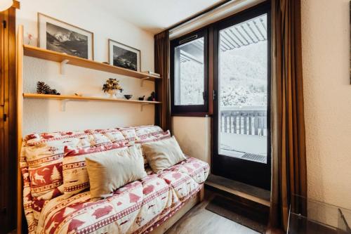 - un salon avec un canapé et une fenêtre dans l'établissement Liarets Furnished flat, à Chamonix-Mont-Blanc