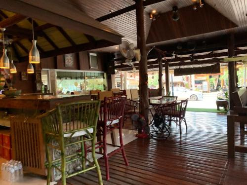 un ristorante con sedie, un bar e tavoli di Game Bar a Suratthani