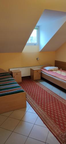 En eller flere senger på et rom på Usługi hotelarskie Helena
