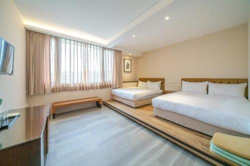 花蓮市的住宿－東風雅舍，酒店客房配有两张床和一张书桌