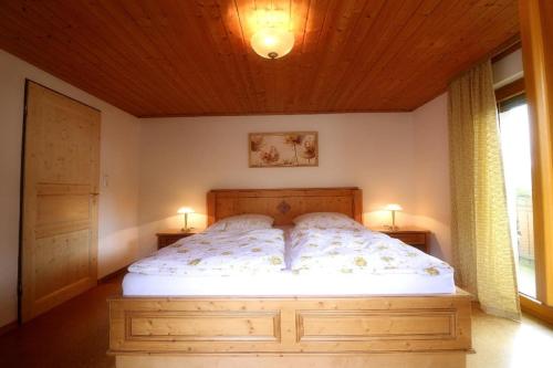 um quarto com uma cama e um tecto em madeira em Kieslinger Hilde em Arrach