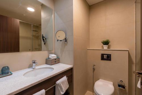 Vonios kambarys apgyvendinimo įstaigoje ON OFF HH-AVANI HOTEL-3BR -Full Palm View
