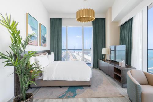 Un dormitorio con una cama y una ventana grande. en ON OFF HH-AVANI HOTEL-3BR -Full Palm View, en Dubái