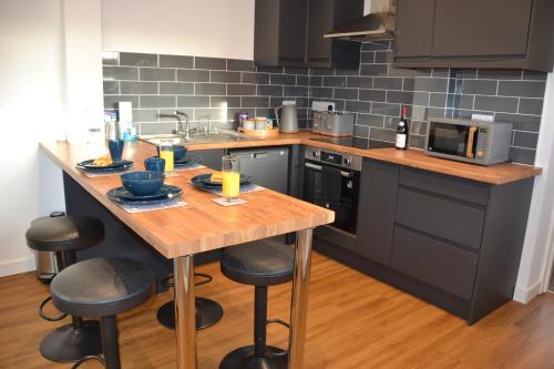 Dapur atau dapur kecil di Wisteria 2 bed House - STAYSEEKERS