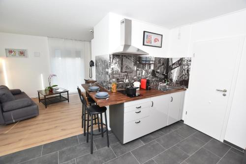 uma cozinha com uma ilha de cozinha num quarto em Boardinghouse Henschelstraße em Munique