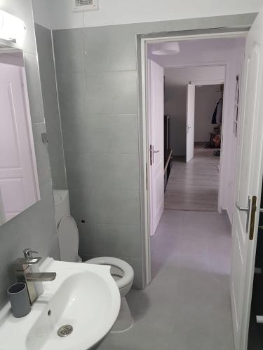 Ένα μπάνιο στο Ana Apartament
