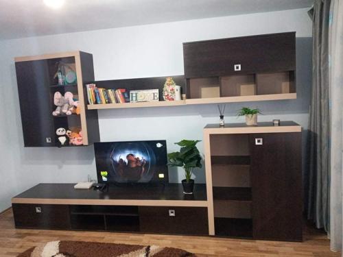 a room with a desk with a tv on it at apartament Ramnicu Valcea in Râmnicu Vâlcea