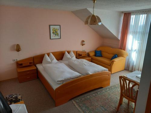 Un pat sau paturi într-o cameră la Lallinger Hof