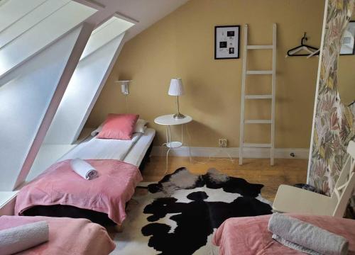 Uma cama ou camas num quarto em Lilla Brunn