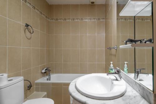 La salle de bains est pourvue d'un lavabo, de toilettes et d'une baignoire. dans l'établissement Casa Alamos, à Nerja