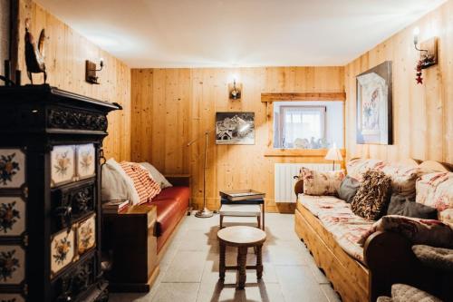 uma sala de estar com um sofá e uma mesa em Farmhouse with 4 bedrooms 4 bathrooms parking sauna terrace and garden em Chamonix-Mont-Blanc