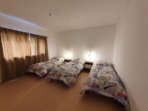 um quarto com duas camas e uma janela em Casa Las Lengas em Ushuaia