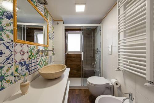 uma casa de banho com um lavatório e um WC em Central loft full comfort em Bari