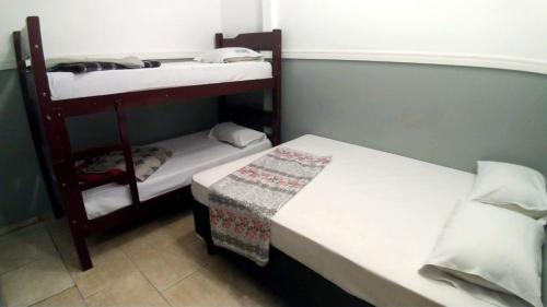 two bunk beds in a small room withthritisthritisthritisthritisthritisthritisthritisthritis at HOTEL PAULISTANO Terminal Tietê in Sao Paulo