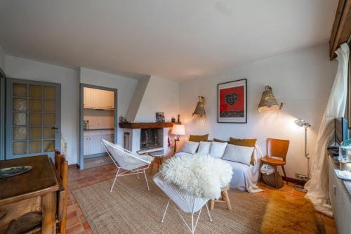 sala de estar con sofá, mesa y sillas en Rocheuses Furnished flat en Megève