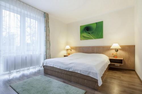 - une chambre avec un lit et une grande fenêtre dans l'établissement Residenz Seestern Wohnung 22, à Boltenhagen