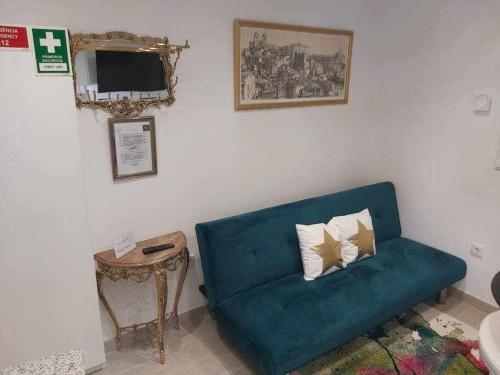 sala de estar con sofá azul y mesa en Alto da lapa Luxury house, en Oporto