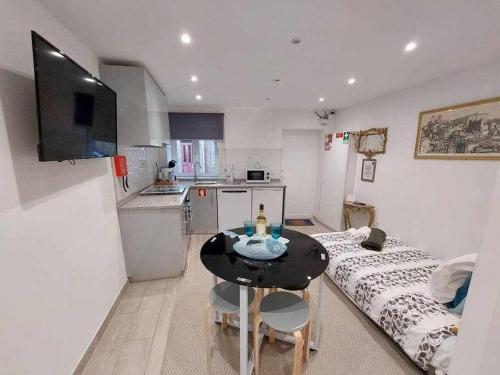 un soggiorno con tavolo e cucina di Alto da lapa Luxury house free 1 parking place a Porto