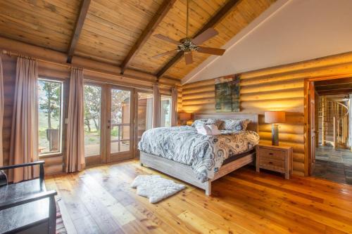 Una cama o camas en una habitación de 317 Tower Combo