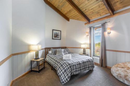 Una cama o camas en una habitación de 317 Tower Combo