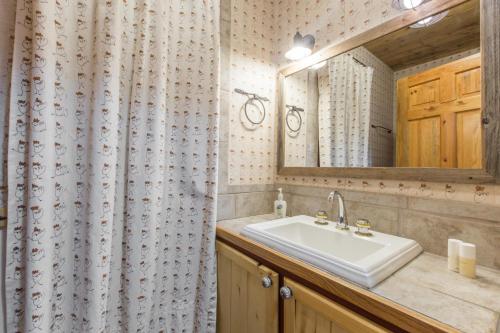 Un baño de 317 Tower Combo