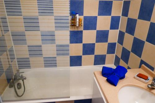 een badkamer met een bad, een wastafel en een douche bij STUDIO HYERES PORT in Hyères