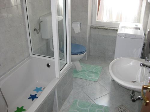 y baño con ducha, aseo y lavamanos. en Apartment Roby, en Vrsar