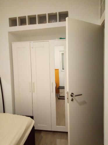 sypialnia z łóżkiem i białymi drzwiami w obiekcie Alquilo Habitación individual con aseo privado solo Chicas, only girls w Walencji