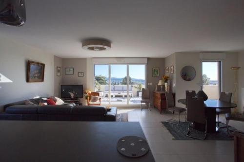 un salon avec un canapé et une table dans l'établissement Apt - terrace panoramic view and wifi, à Aix-en-Provence
