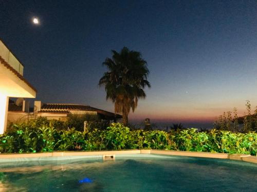 una piscina di fronte a una casa di New ! Panorama Sea View Tropea Zambrone con Piscina Privata a Zambrone