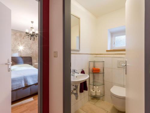 1 cama y baño con lavabo y aseo. en abacus-Ferienwohnung en Hopfgarten im Brixental