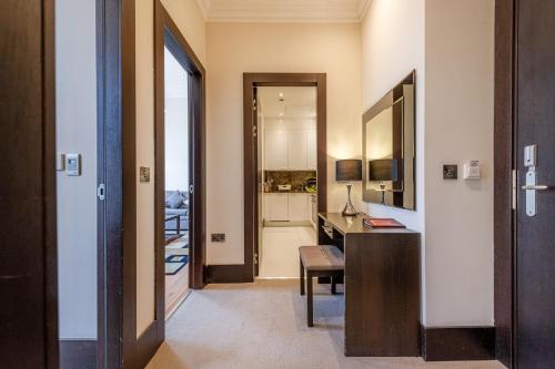 Gallery image of 130 Queen's Gate Apartments in London