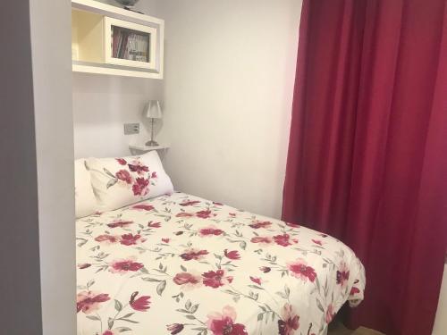 Postel nebo postele na pokoji v ubytování Apartamento con terraza cerca del Paseo Marítimo