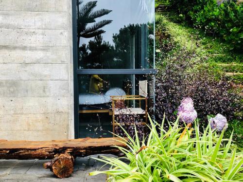 a reflection of a dog in the window of a house at La Villa Da Lat in Khu Chi Lăng