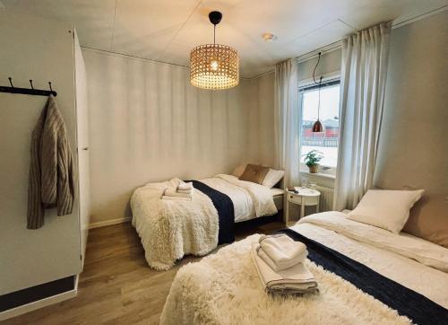 Un pat sau paturi într-o cameră la Guestly Homes - Spacious 3BR Apartment with 6 Beds