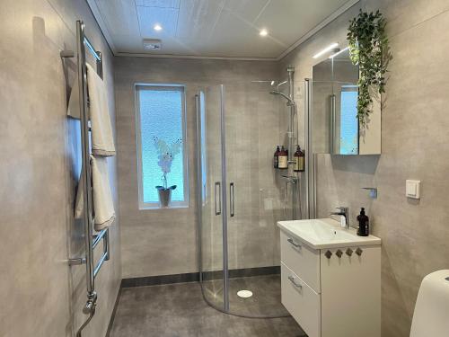 ein Bad mit einer Dusche und einem Waschbecken in der Unterkunft Guestly Homes - Spacious 3BR Apartment with 6 Beds in Boden